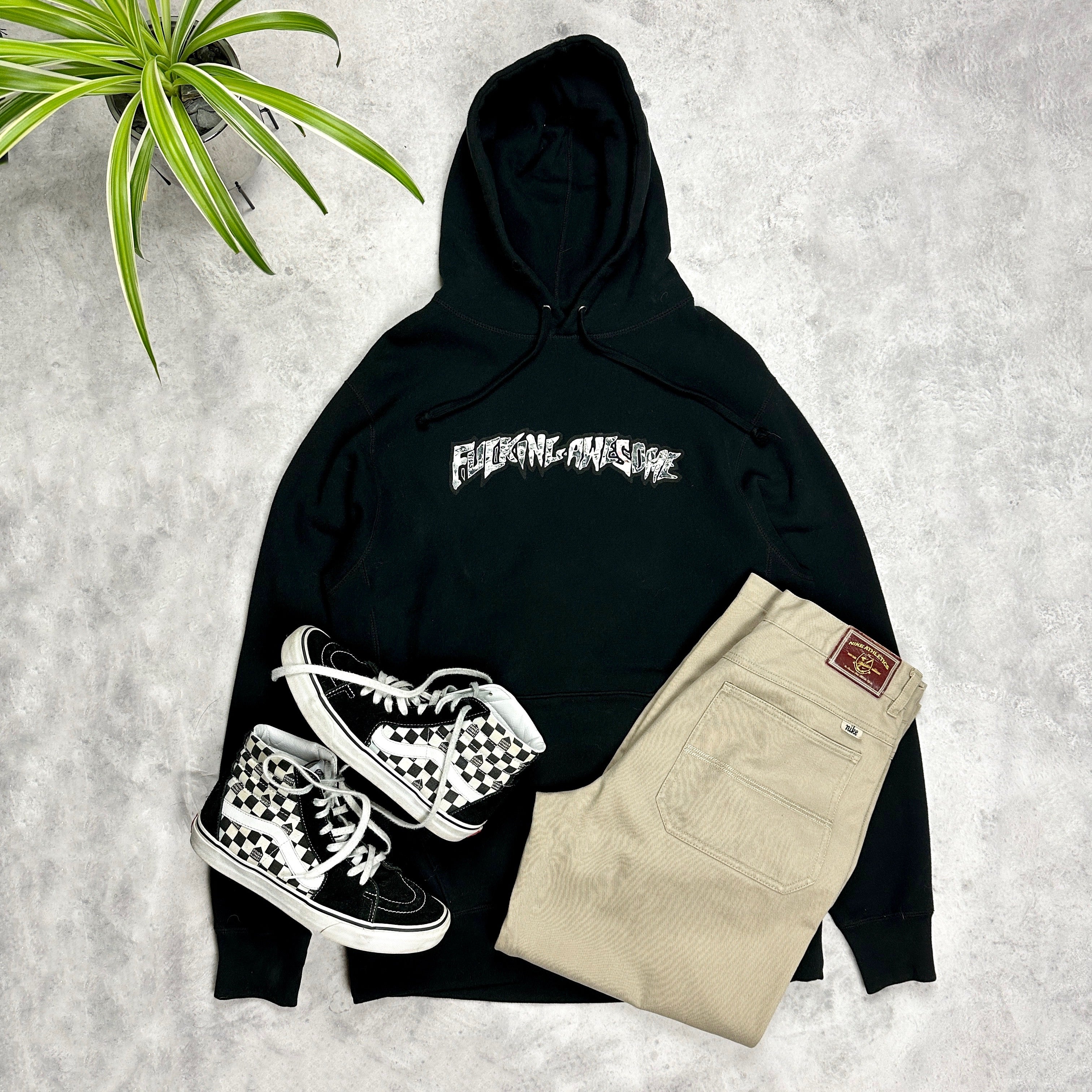 HOODIES & SWEATSHIRTS